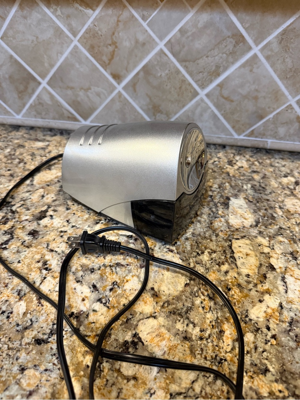 Staples Model 21835 Electric Pencil Sharpener, great condition, tested and works